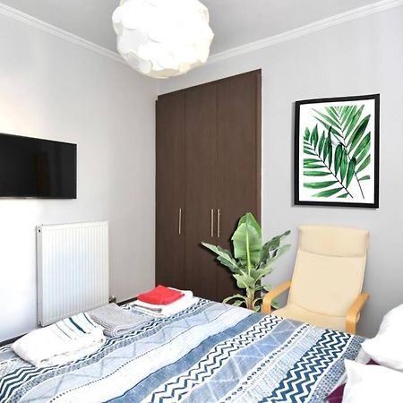 Modern Apartment In The Heart Of The City Лариса Екстериор снимка