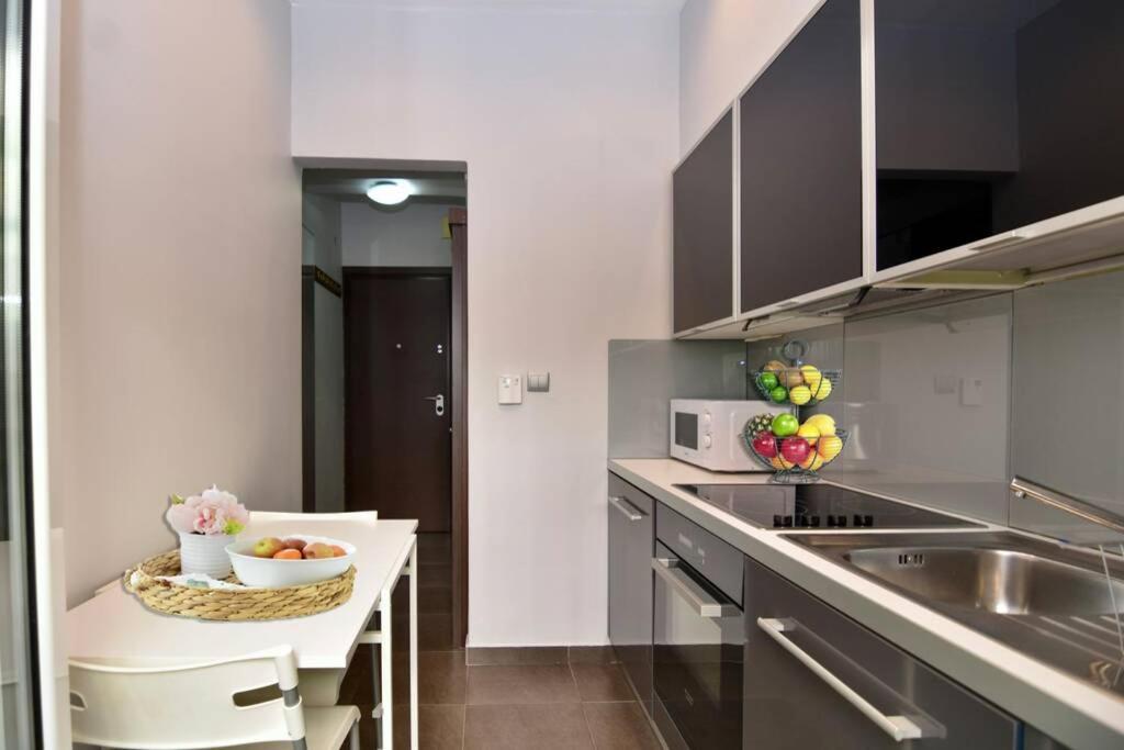 Modern Apartment In The Heart Of The City Лариса Екстериор снимка